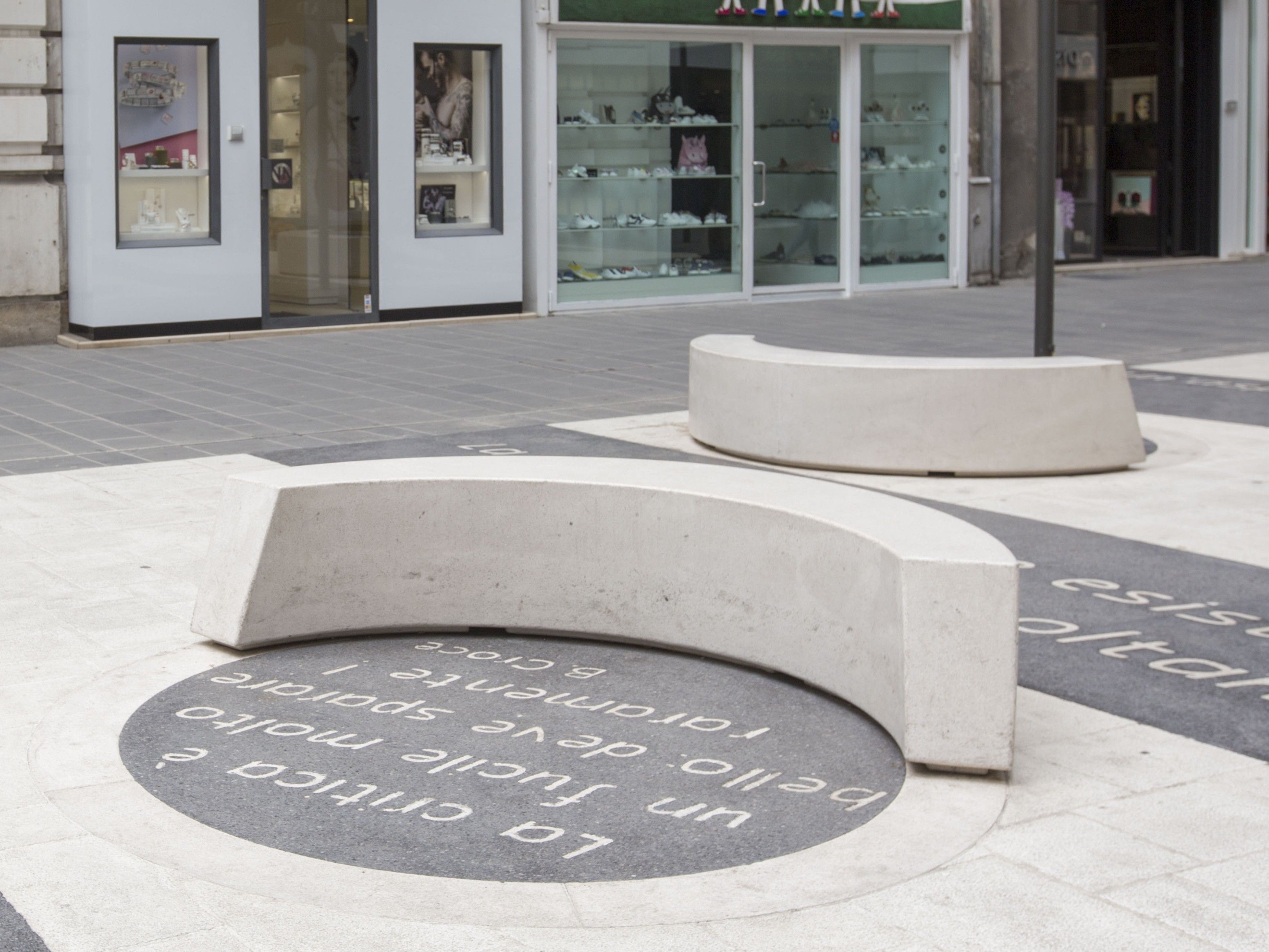 Изогнутая скамья без спинки Viscio Urban Design MEZZALUNA ARCH-00006256