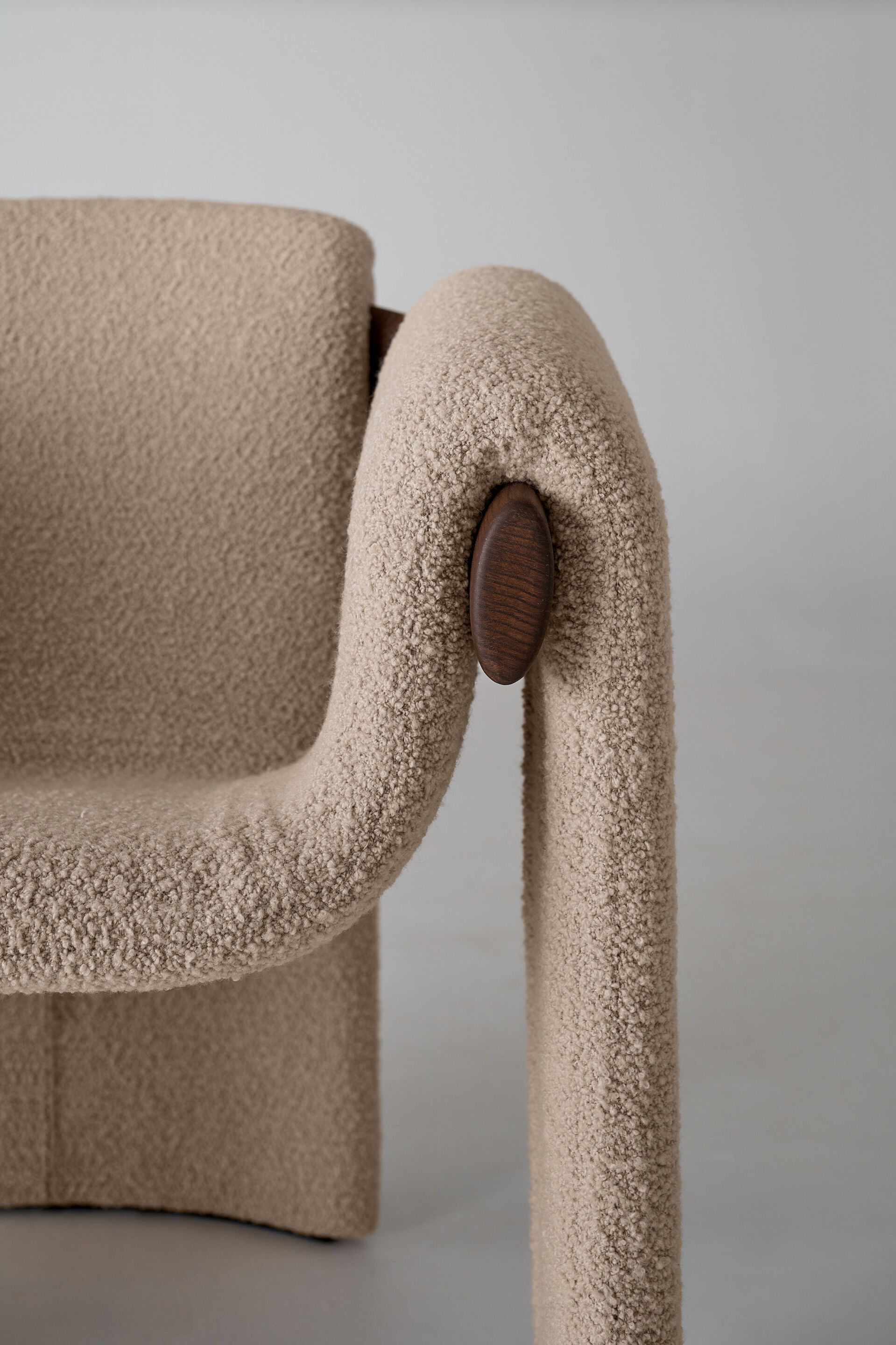 Кожаное кресло Paolo Castelli вечером ARCH-00024774 - Вид №9