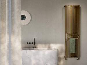 Вертикальный полотенцесушитель с горячей водой