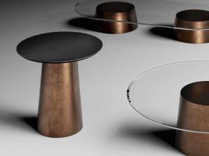 Высокий деревянный журнальный столик