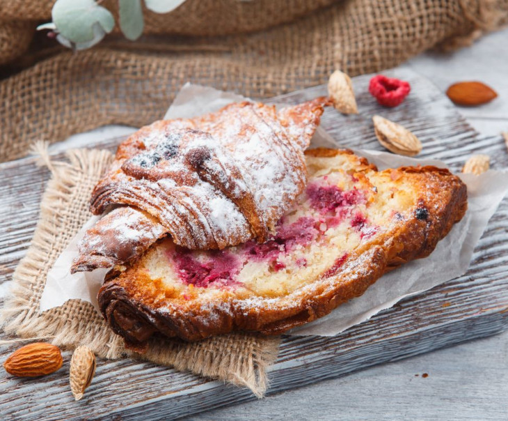 2822 Круассан миндальный с малиной Вкусляндия  - Вид №1