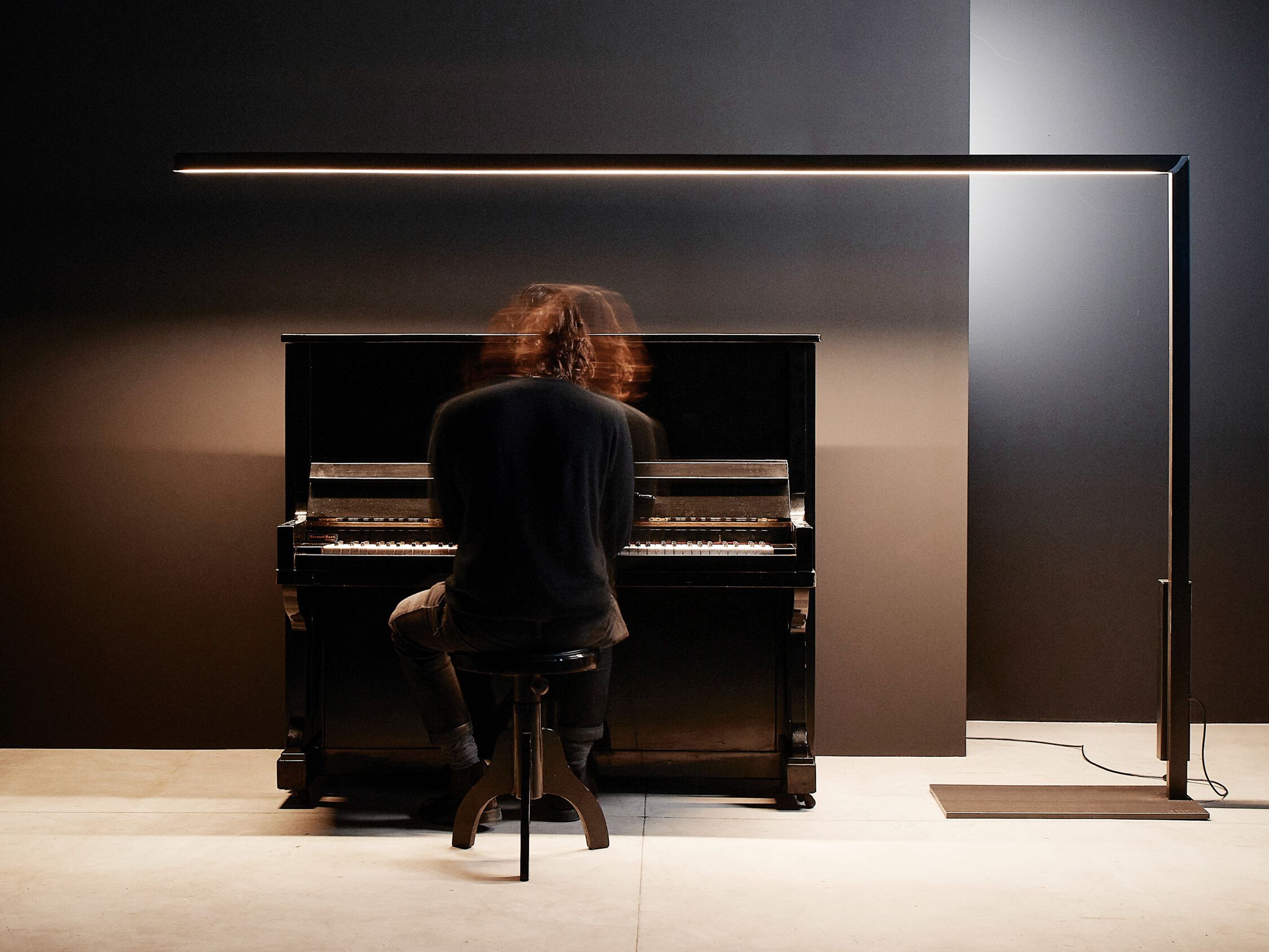 Стальная светодиодная напольная лампа Renzo Serafini Solo Piano ARCH-00075409