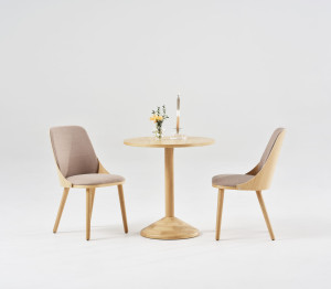 Стул с мягким сиденьем с подлокотниками