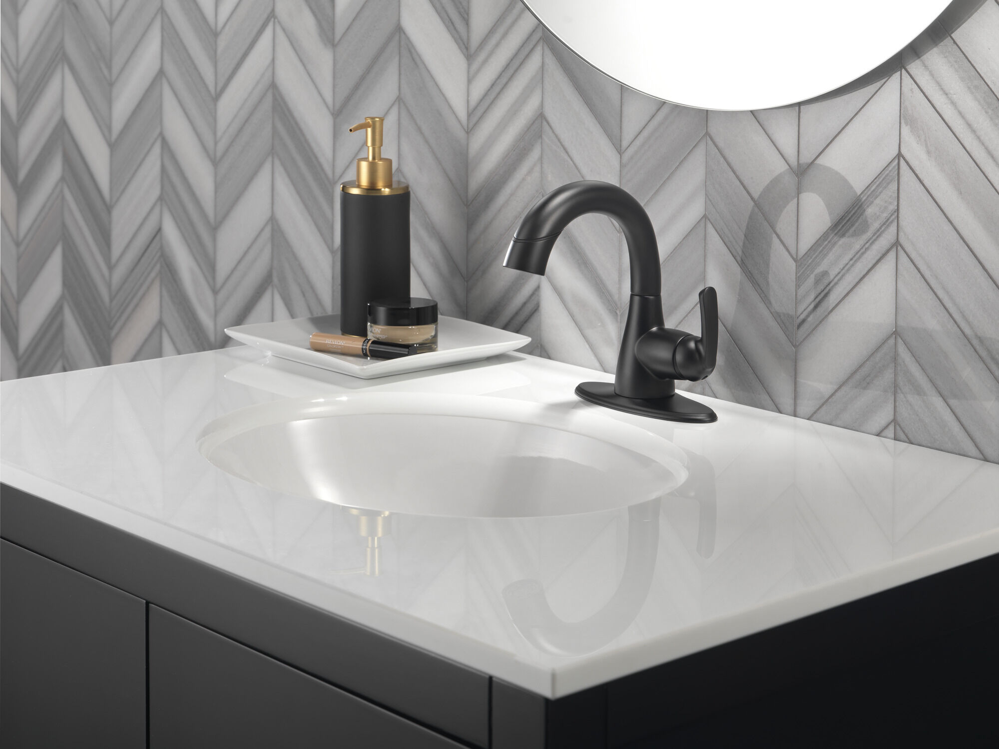 15765LF-BLPD Выдвижной смеситель для ванной комнаты с одной ручкой Delta Faucet Broadmoor Матовый черный  - Вид №4