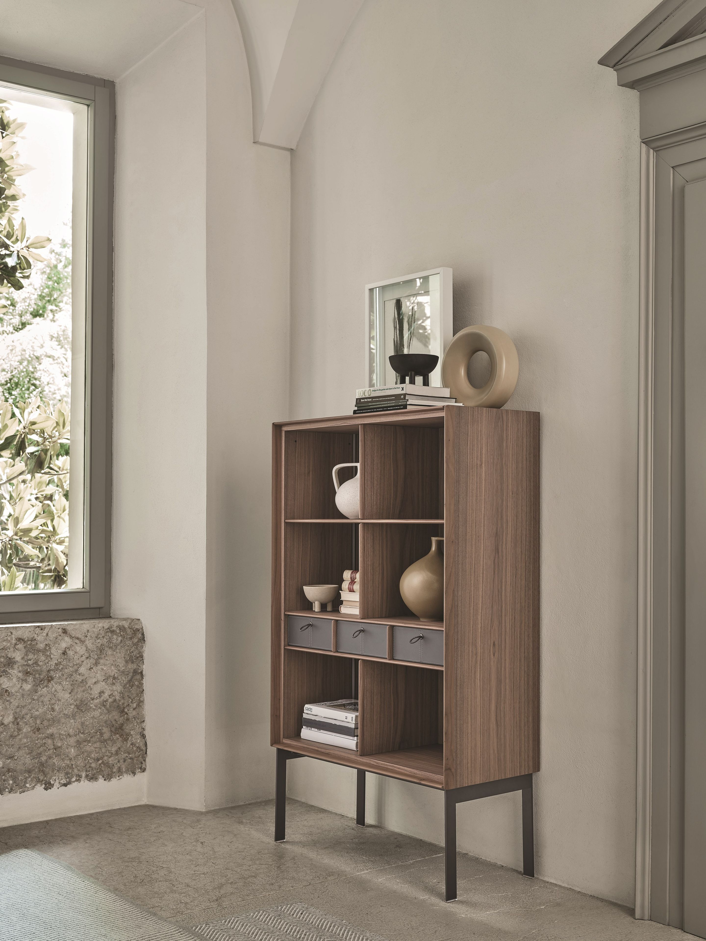 Сервант из грецкого ореха с распашными дверцами Porada ARCH-00000334 - Вид №1