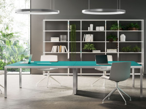 Стол для совещаний из лакированного дерева