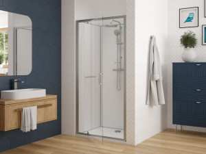 Стеклянная нишевая душевая кабина с пластиной