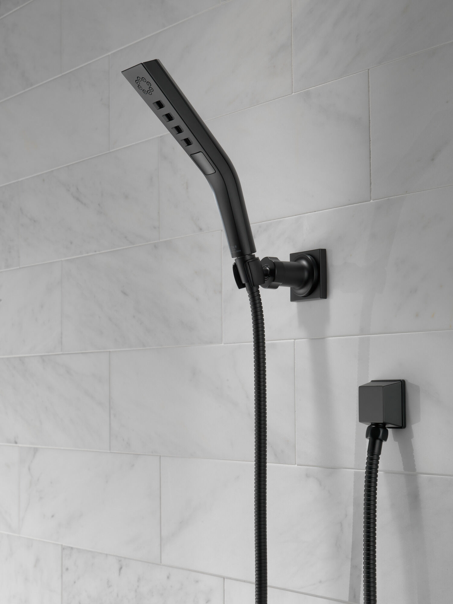 55799-BL H2Okinetic® Ручной душ с 3 настройками для настенного монтажа Delta Faucet Universal Showering Матовый черный  - Вид №7