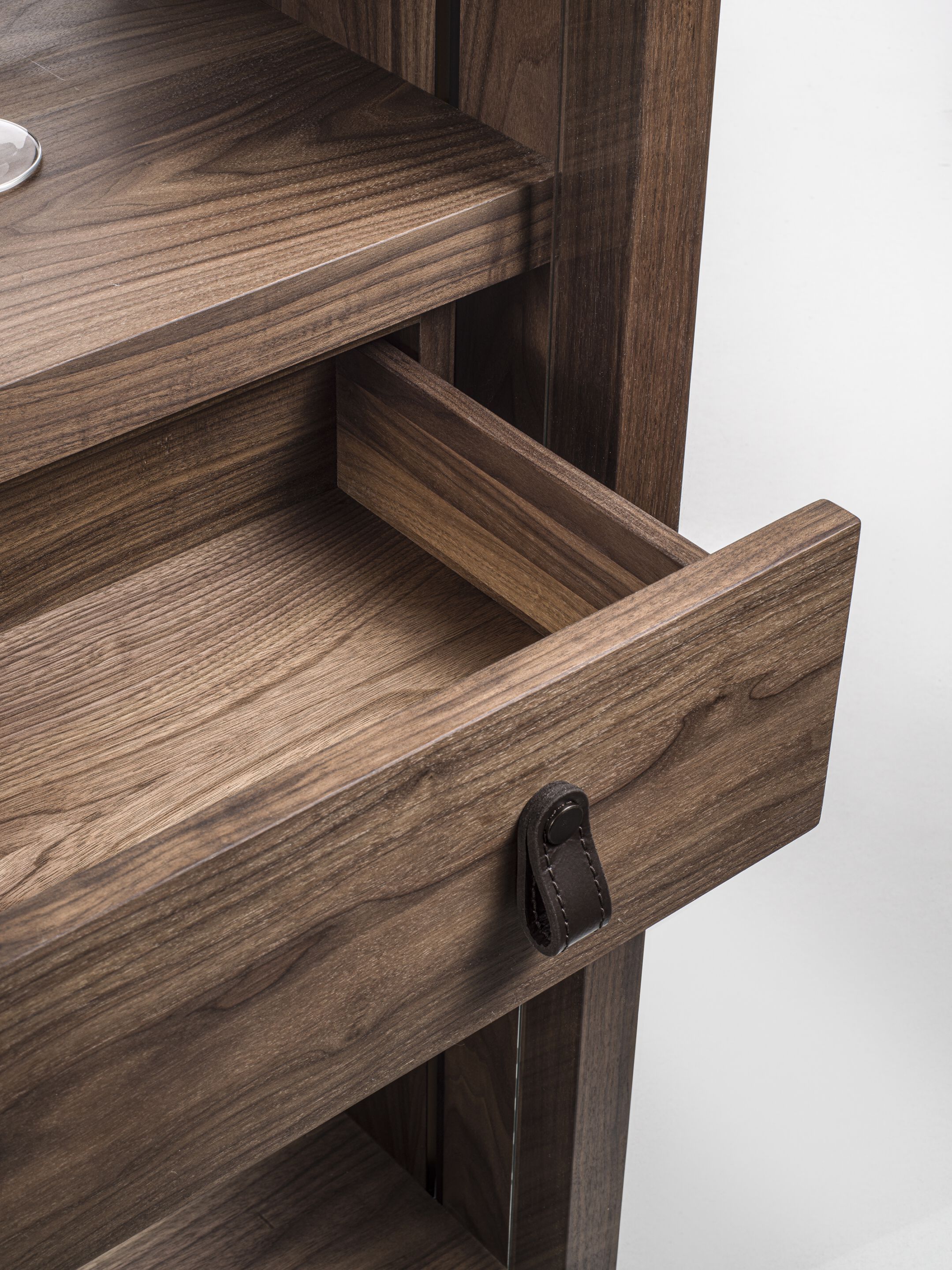 Витрина из массива дерева и планки со стеклянной спинкой Riva 1920 REFLEX ARCH-00050571 - Вид №4