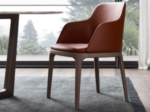 Кожаный стул с подлокотниками