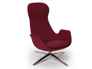 Тканевое кресло с подлокотниками