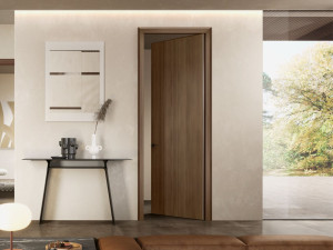 Распашная дверь из грецкого ореха