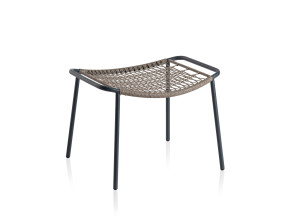 Подставка для ног в саду