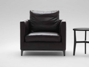 Кожаное кресло с подлокотниками