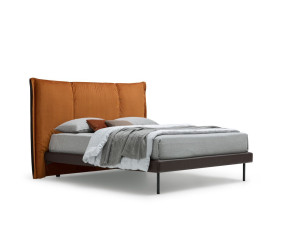 Кровать с мягким изголовьем