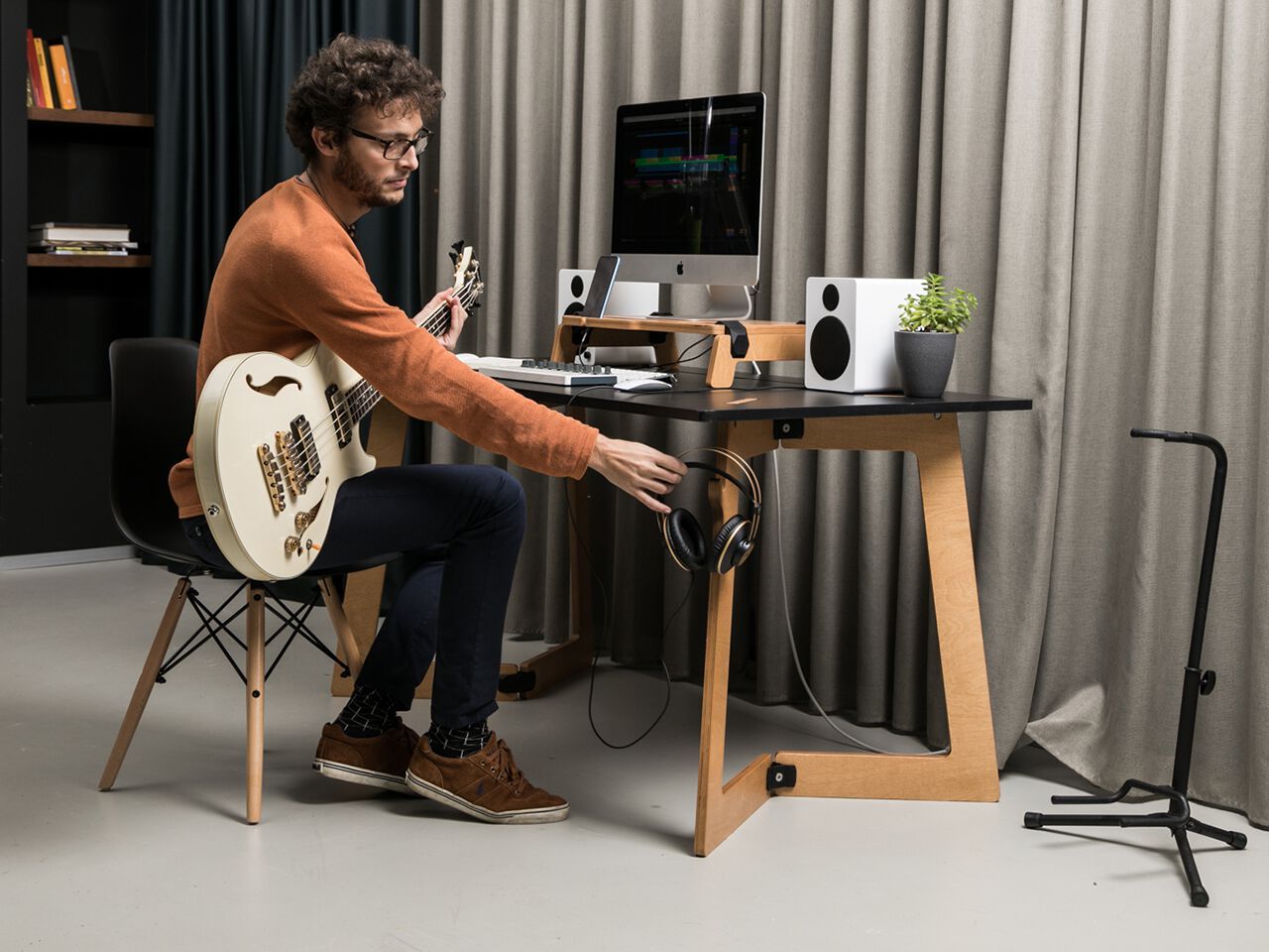 Рабочий прямоугольный стол с системой кабельных втулок Esposit Karya ARCH-00011375