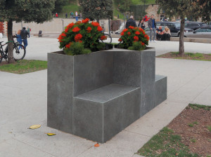 Спеченная каменная скамья со встроенной плантатором