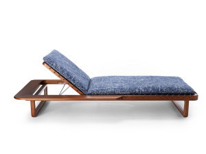 Садовая кровать с откидывающейся спинкой из красного дерева и ткани