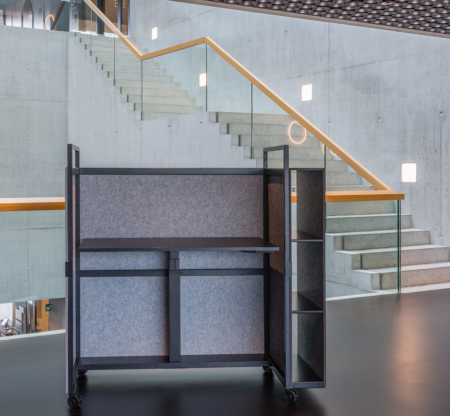 Рециркулированный ПЭТ регулируемая высота стол на колесах с электрической розеткой ECHOJAZZ MCART ARCH-00131553 - Вид №8