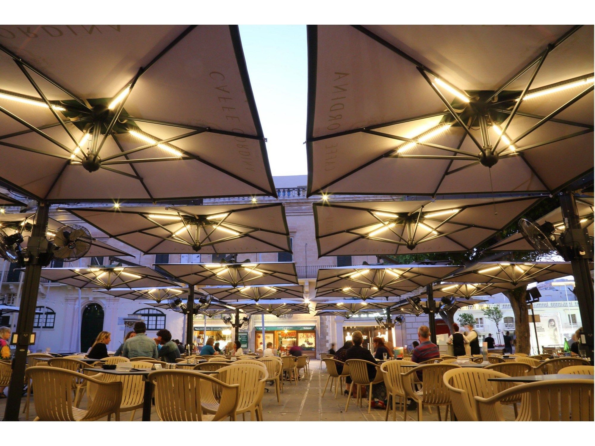 Несколько квадратных зонтик с освещением Scolaro Parasol ARCH-00135843