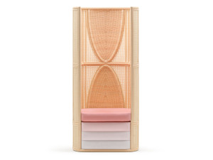 Кресло с высокой спинкой