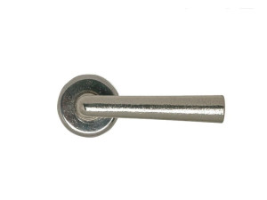 Металлическая ручка на розетке