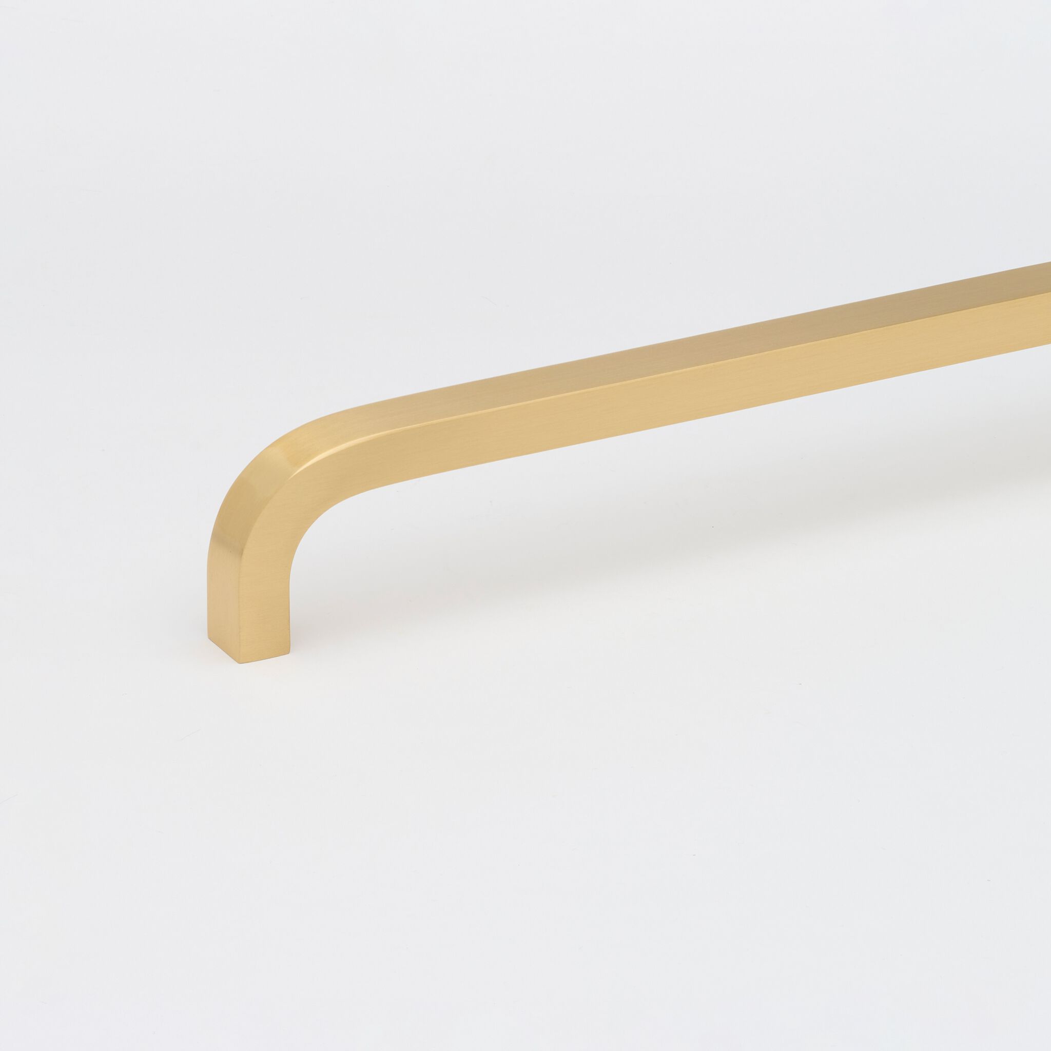 Латунная мебельная ручка Lo & Co Interiors Curve ARCH-00101114 - Вид №26