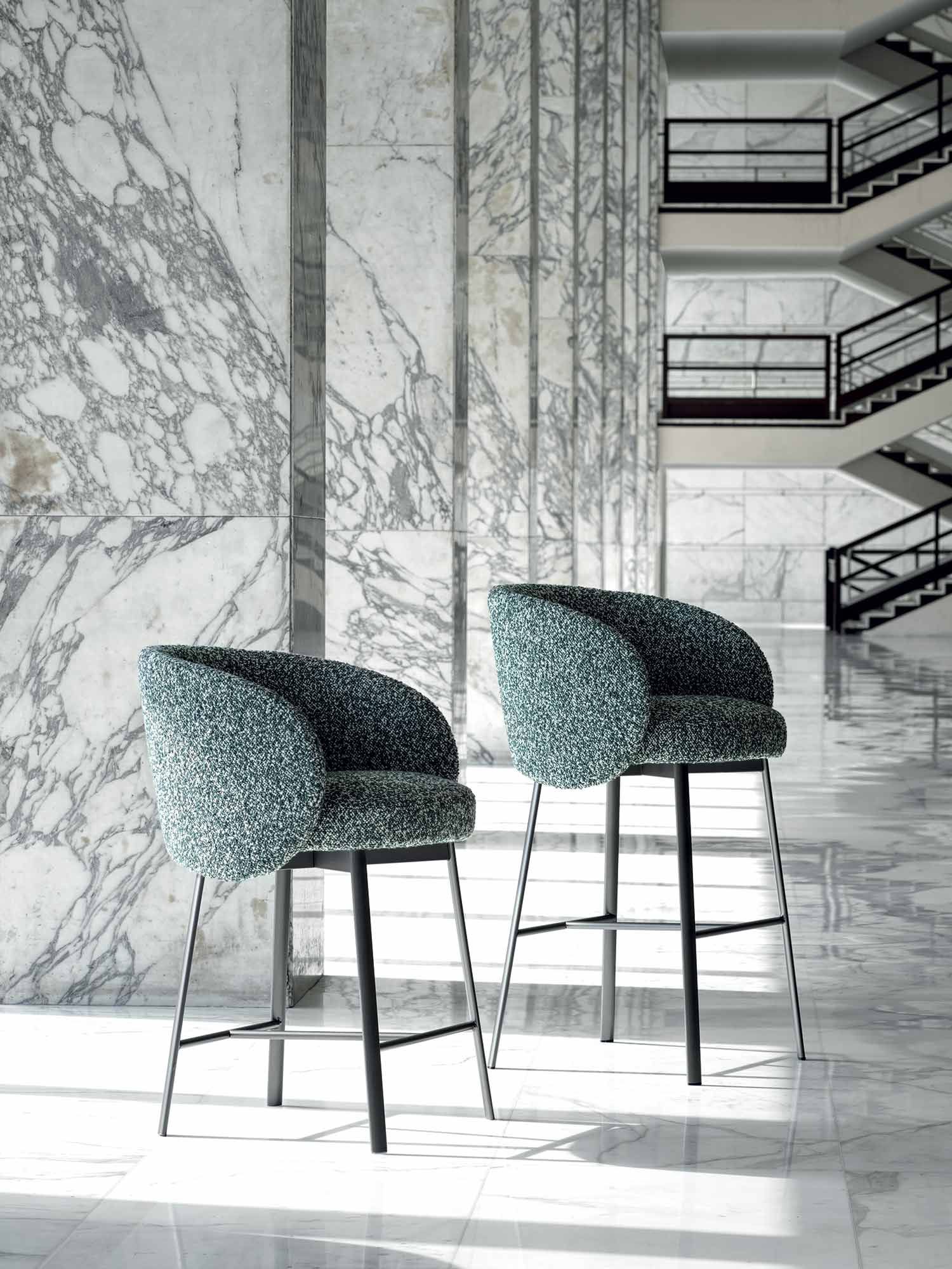 Высокий тканевый мягкий стул с подставкой для ног Frigerio Hug ARCH-00008751 - Вид №4