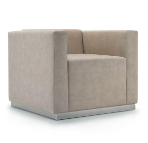 Кожаное кресло с подлокотниками