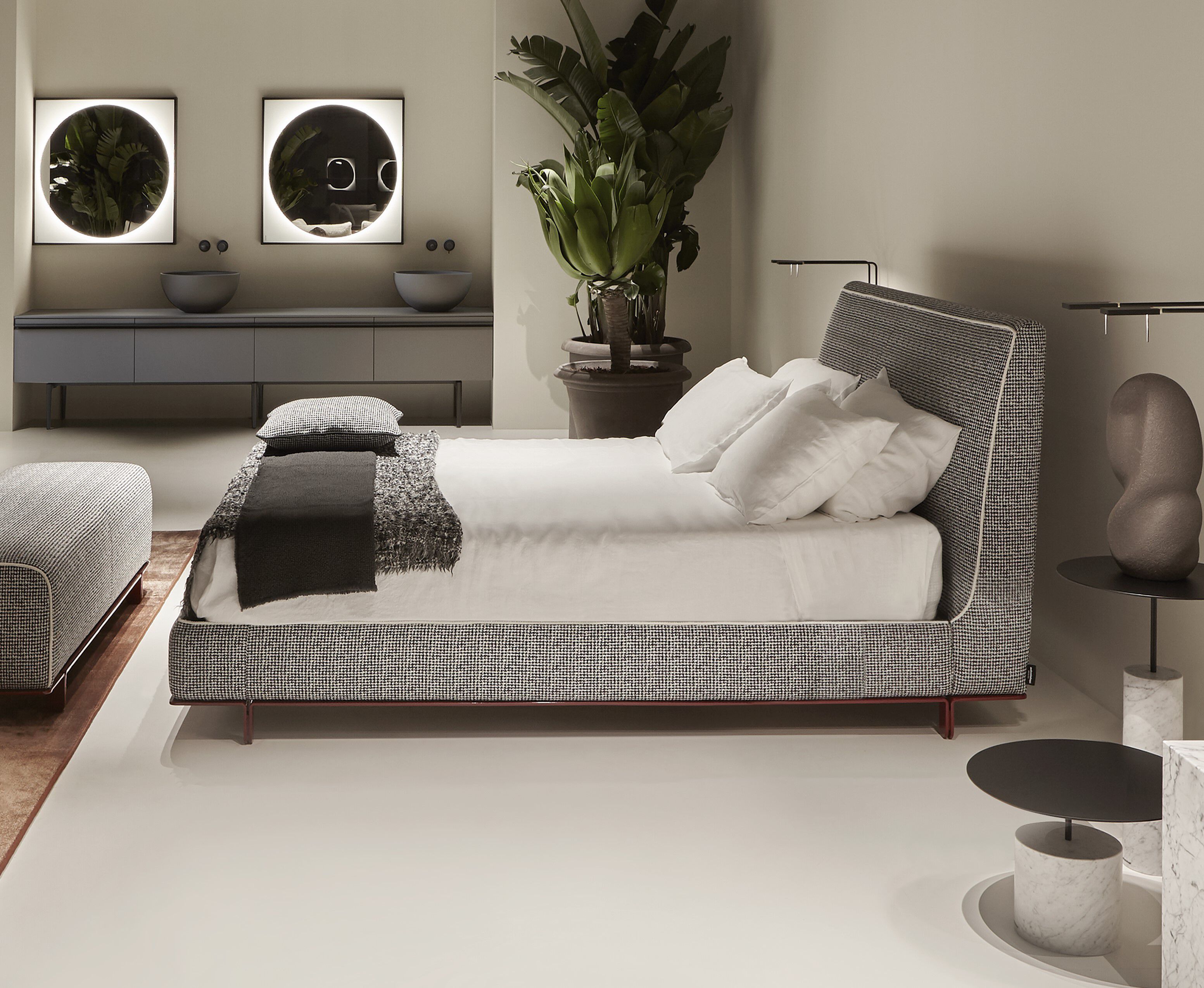 Двуспальная кровать из ткани с мягким изголовьем Antoniolupi GINEVRA ARCH-00099986 - Вид №1