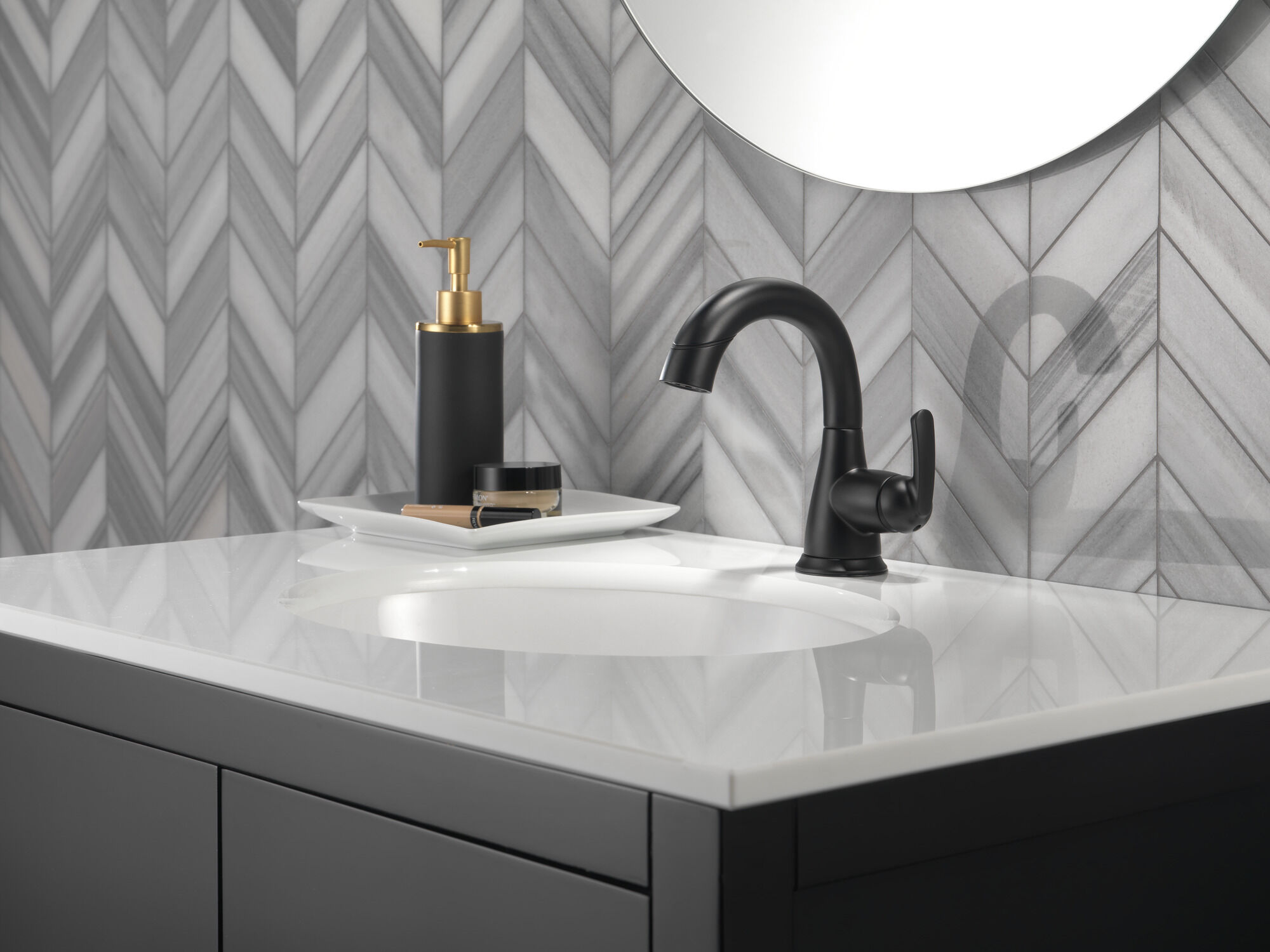 15765LF-BLPD Выдвижной смеситель для ванной комнаты с одной ручкой Delta Faucet Broadmoor Матовый черный  - Вид №10