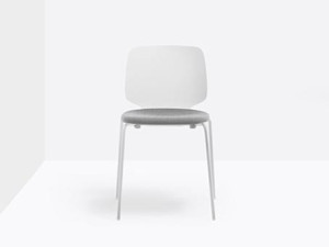 Стул из инженерного пластика с мягким сиденьем