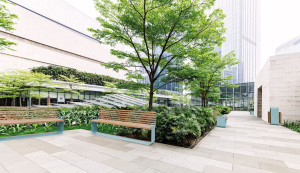 Стальные и деревянные стойки для мусора с крышкой