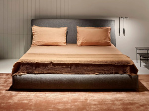 Двуспальная кровать из ткани с мягким изголовьем