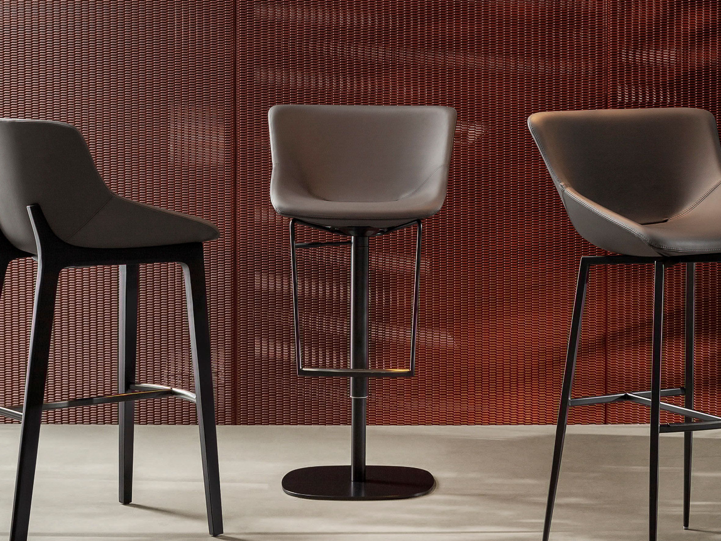 Кожаный поворотный стул с подставкой для ног BONALDO Artika ARCH-00006127