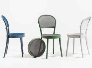 Деревянный стул и сетка