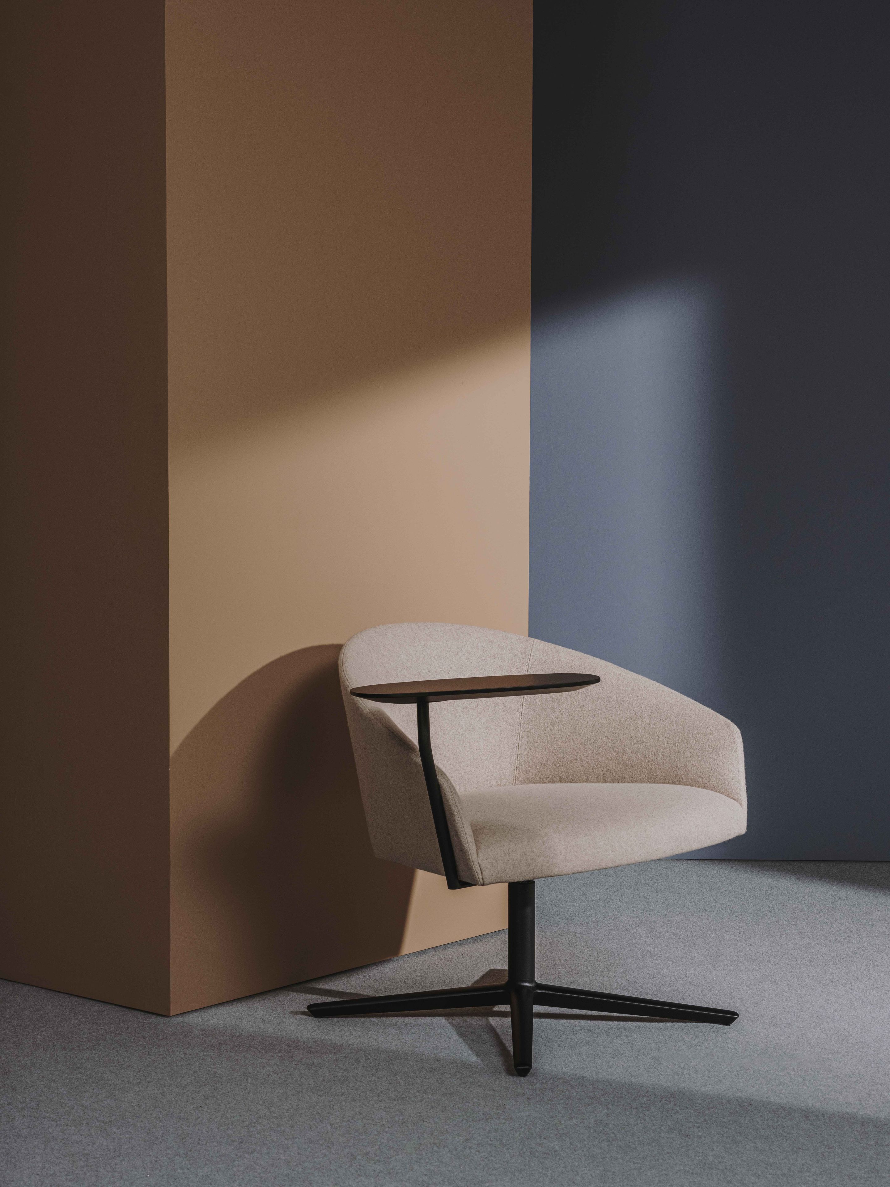 Спицевое вращающееся кресло с подлокотниками Andreu World бренди ARCH-00057294 - Вид №2