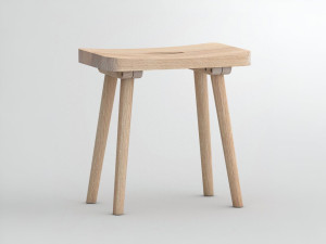 Твердый деревянный низкий стул