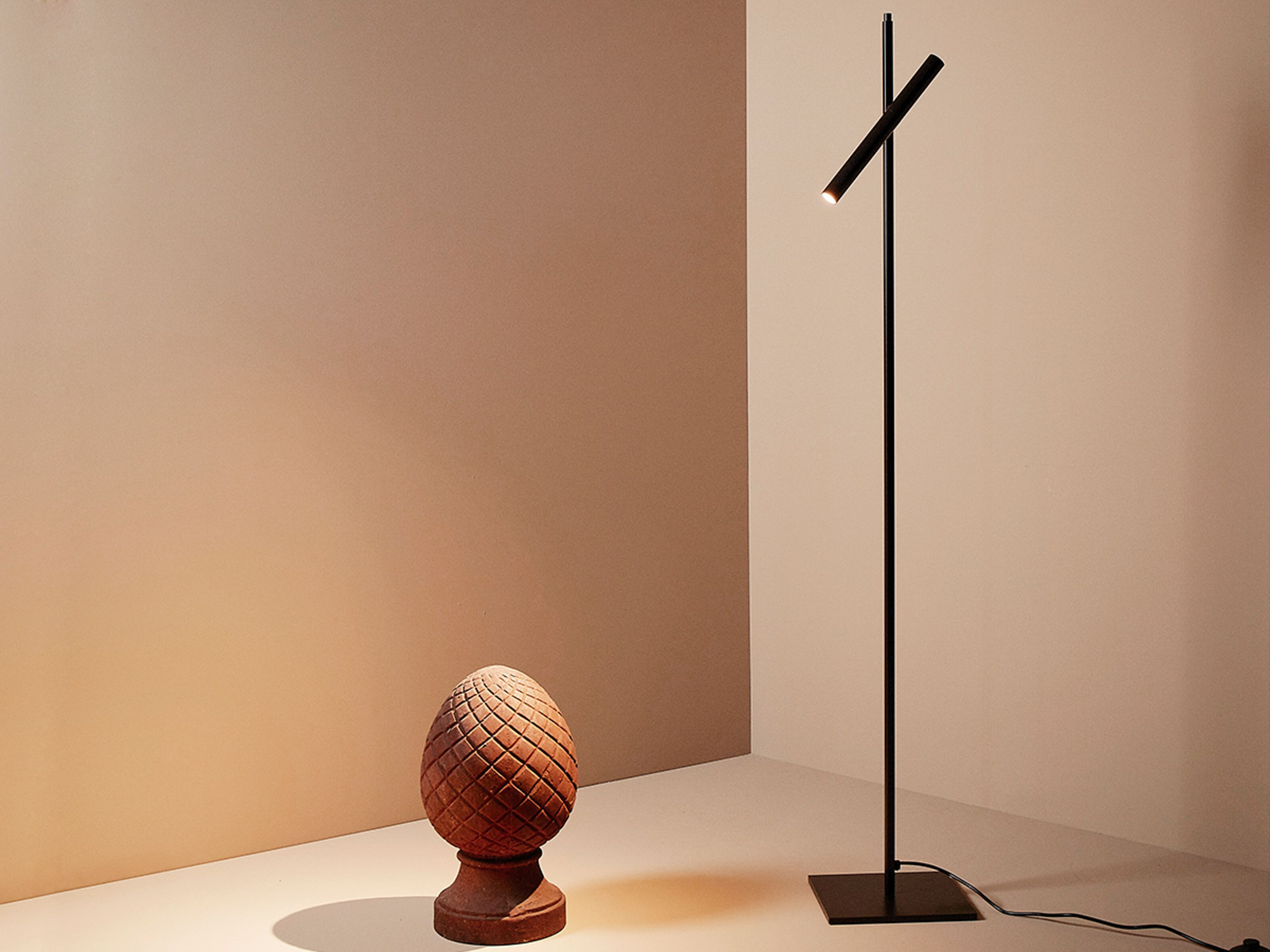 Регулируемый светодиодный торшер Renzo Serafini точка зрения ARCH-00092337