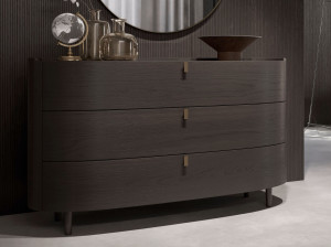 Деревянный комод