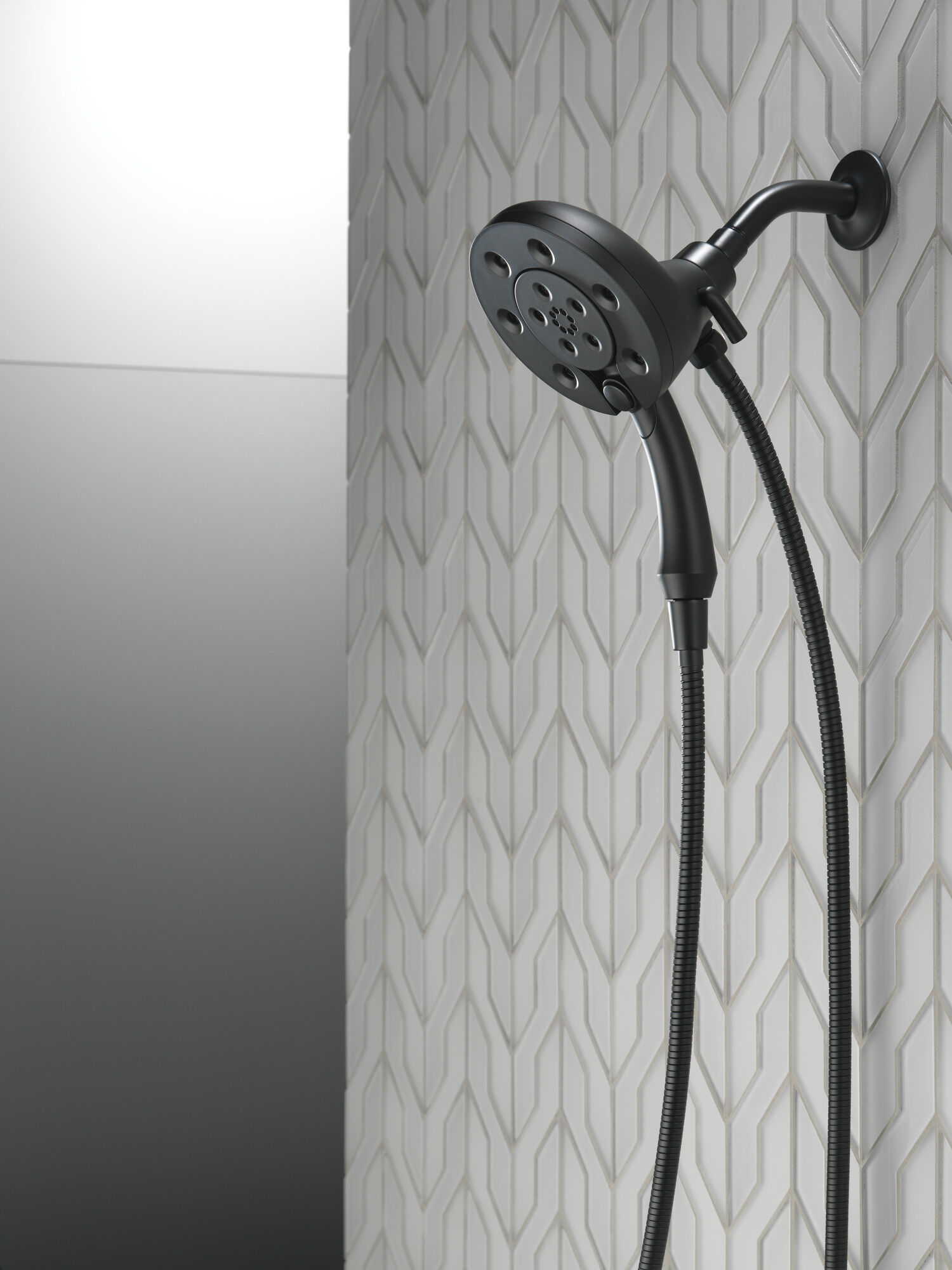 58472-BL H2Okinetic® In2ition® Душ два в одном с 4 настройками Delta Faucet Universal Showering Матовый черный  - Вид №12
