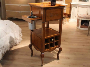 Деревянный барный шкаф на колесах