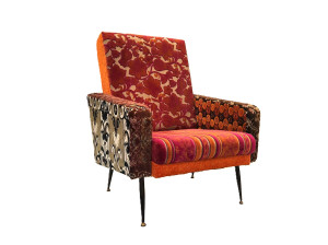 Мягкое бархатное кресло