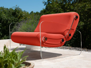 Кресло из ПММА и ткани с подлокотниками