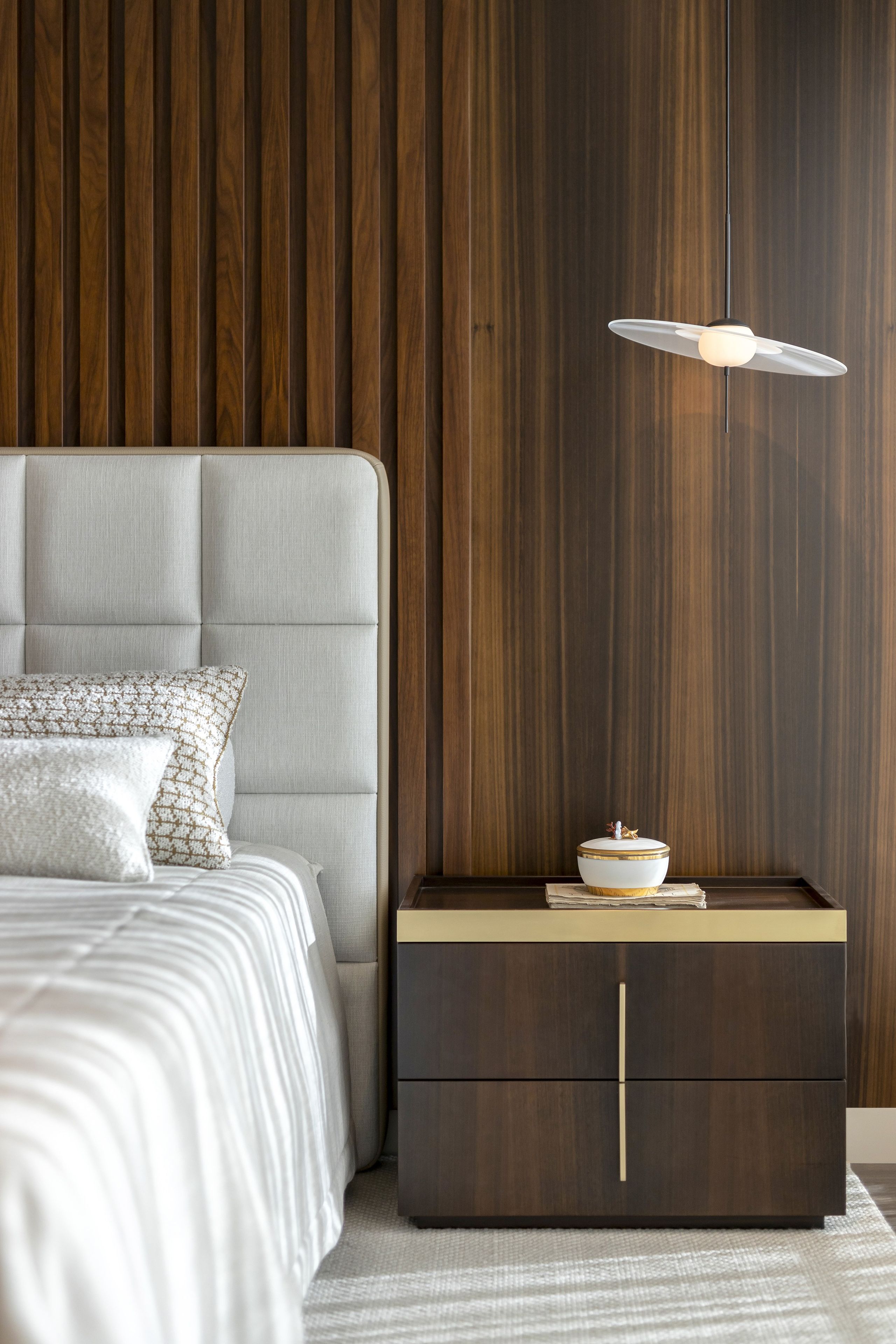 Бархатная двуспальная кровать с мягким изголовьем Stylish Club Мадрид ARCH-00147357 - Вид №9