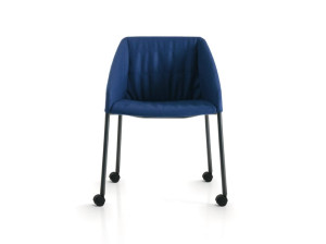 Стул с колесами с подлокотниками