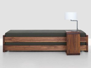 Деревянный журнальный столик