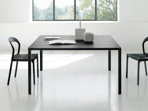 Алюминиевый и деревянный квадратный обеденный стол