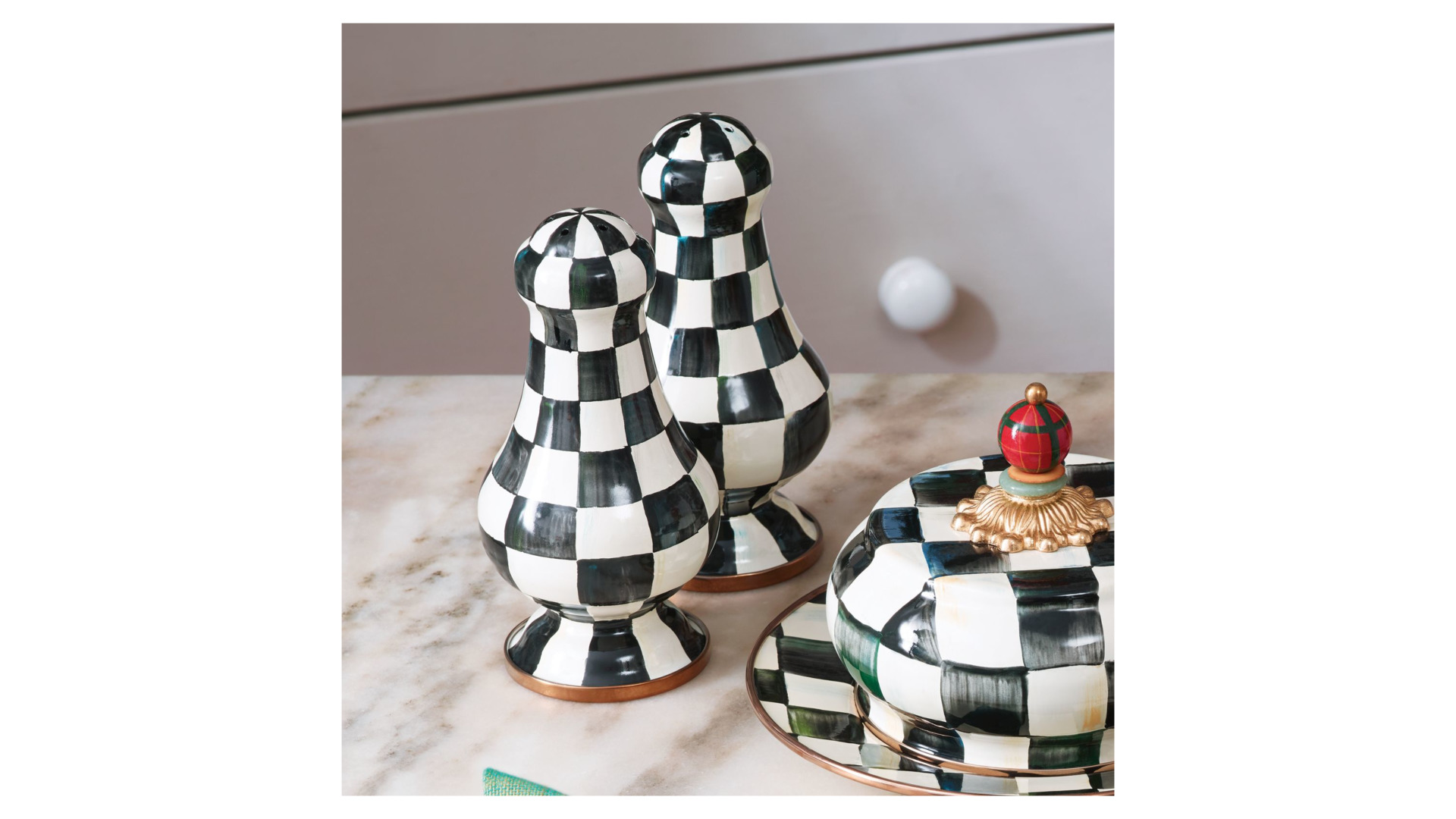 10654507 Mackenzie-Childs Набор солонка/перечница большой Courtly Check Сталь  - Вид №1