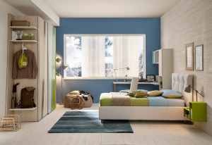 Спальня с раздвижным шкафом и мягкой кроватью